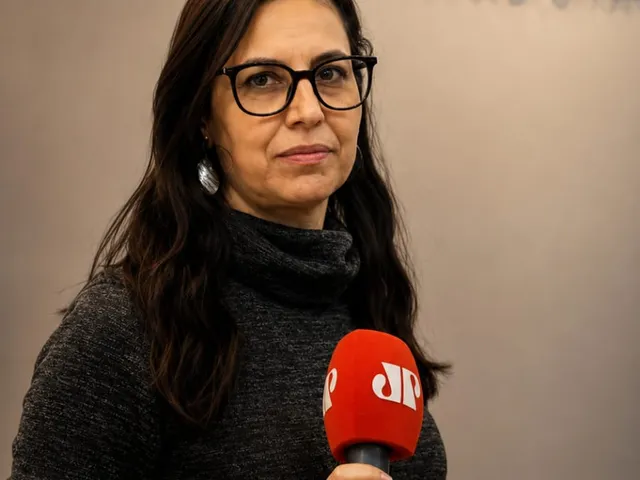 Renata Marques com um microfone na ACE Catanduva